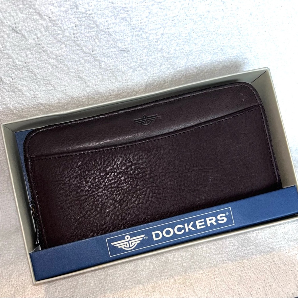 New in box Dockers brown Leather wallet with zippers